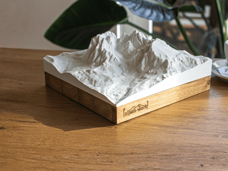 3D-Bergrelief Classic auf massivem Holzsockel. LLicht und Schatten formen den Berg