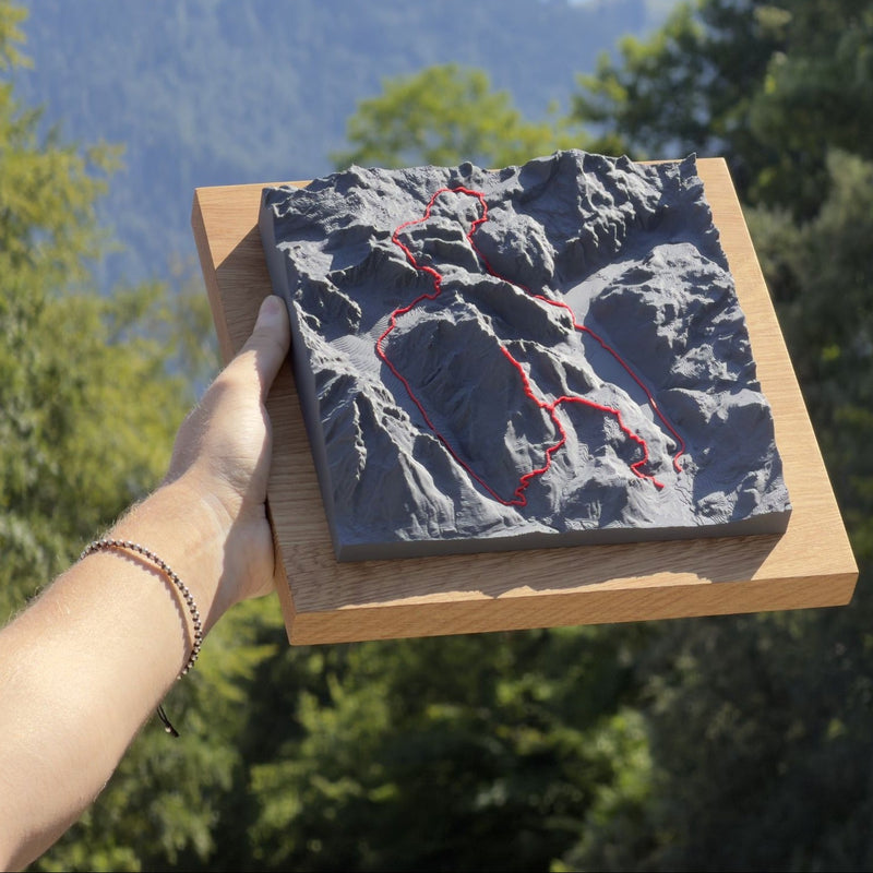 3D-Bergrelief mit erhabener GPX-Route auf massivem Holzsockel