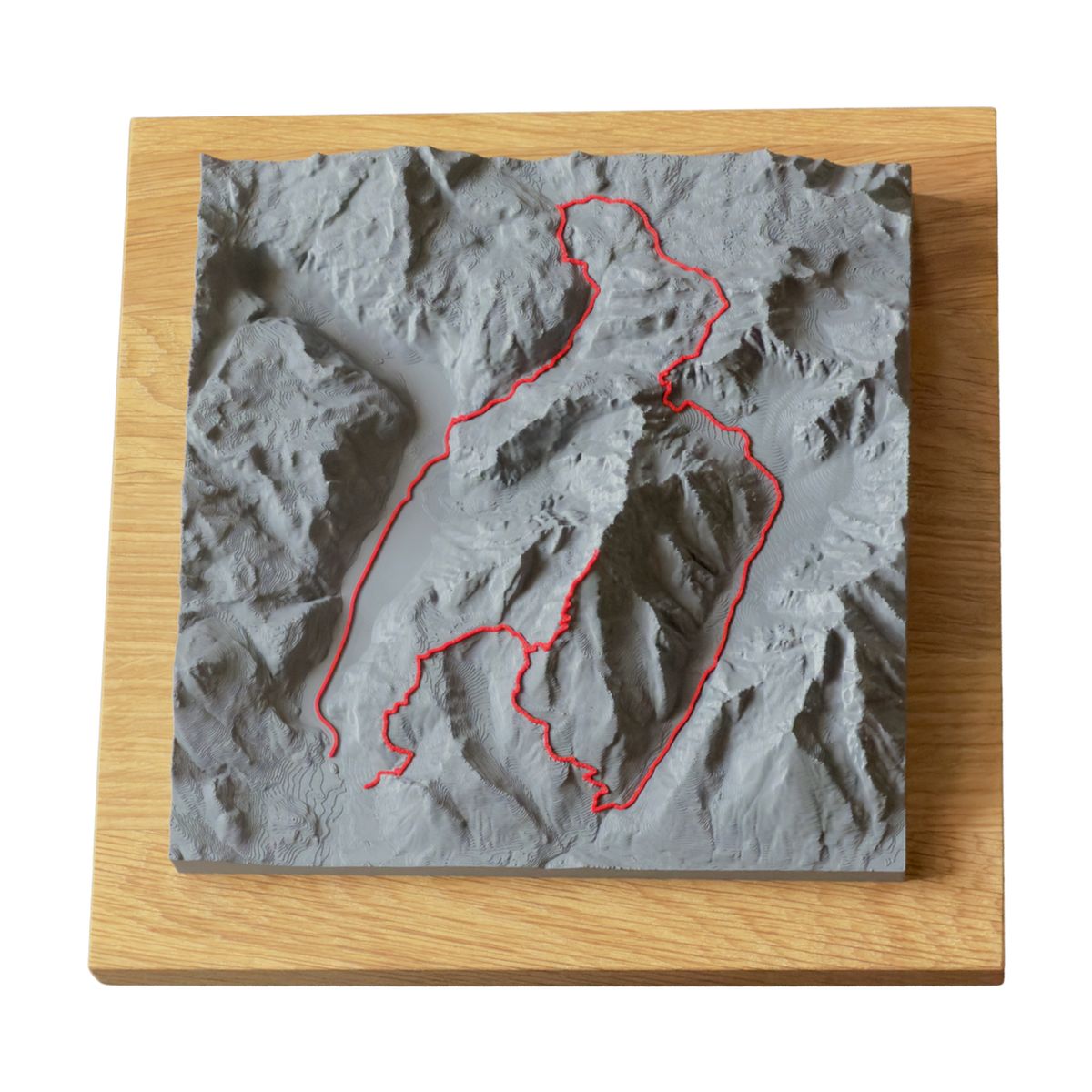Dasselbe Relief Track nach dem Druck fotografiert: Tour als roter Track auf dem Relief, montiert auf einer Eichenplatte