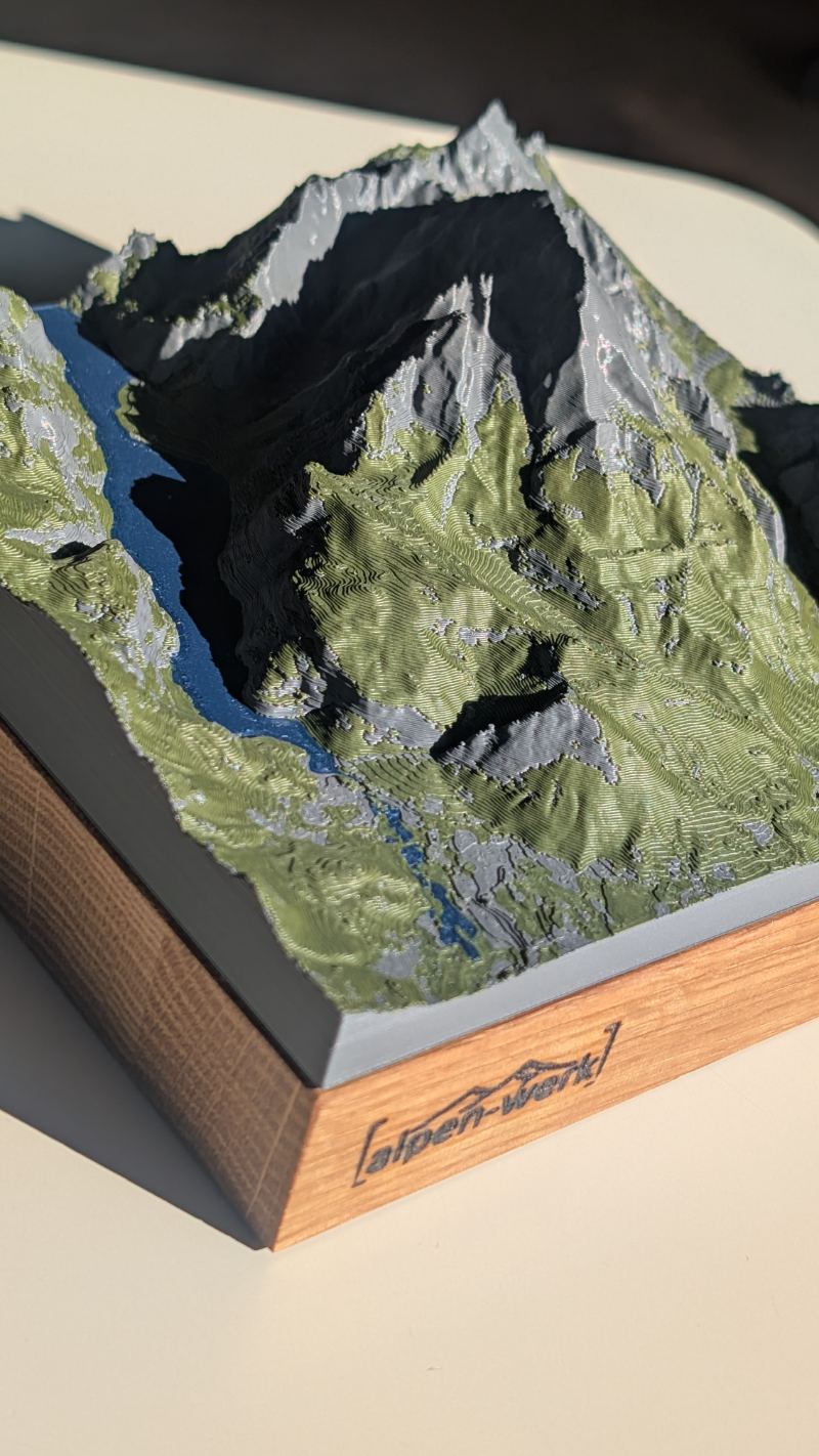 3D-Bergrelief Classic auf massivem Holzsockel. LLicht und Schatten formen den Berg