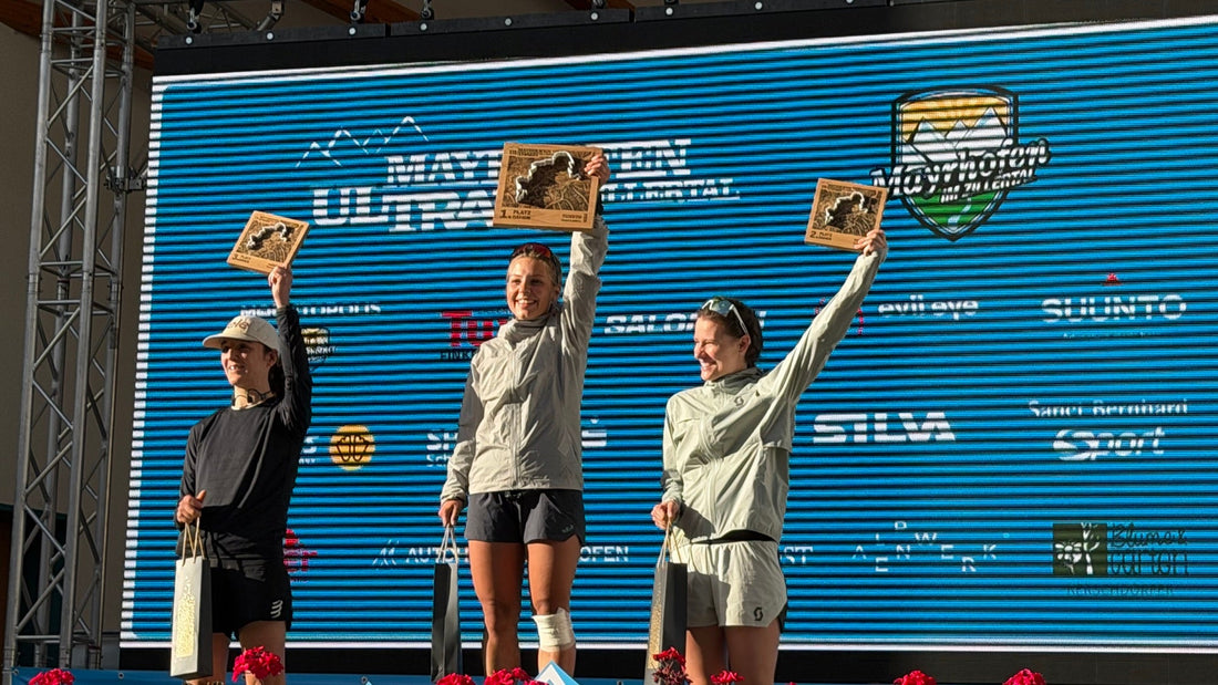Siegerehrung beim Mayrhofen Ultraks 2026: drei Läuferinnen halten ihre TrailMap-Trophäen aus Eiche hoch