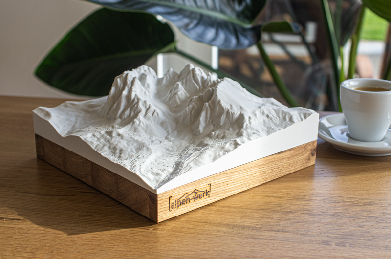 Relief Classic, einfarbiger Druck auf Eiche