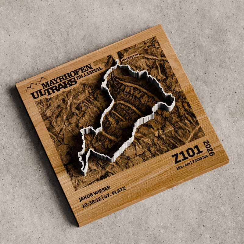 TrailMap Mayrhofen Ultraks 2026, gravierte Karte auf massiver Eiche